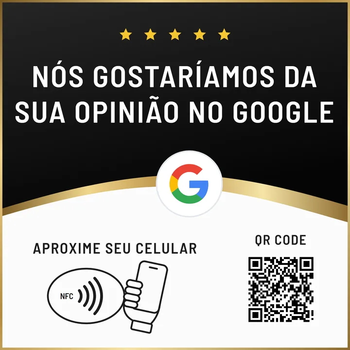 Placa quadrada preta em cima e branca embaixo, com aro dourado, pedindo avaliação no Google, com QR&nbsp;Code e NFC